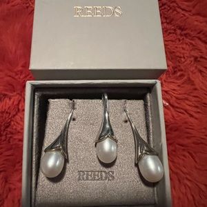 Gorgeous Reed’s Jewelers Sterling 925 stamped Large pearl earrings/pendant set